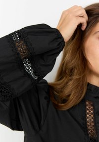 Soyaconcept SC-NETTI 88 - Nööpidega pluus - black