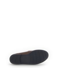 Bruine leren schoen met een ronde neus en een zwarte rubberen zool. De zool heeft horizontale groeven voor grip en een merklogo.