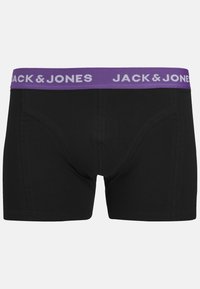 Bóxers negros con una banda elástica púrpura que lleva el texto "JACK & JONES". La tela es suave, con un diseño ajustado y costuras cosidas.