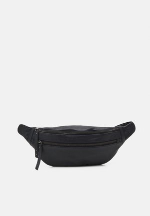 Sac banane en cuir noir avec deux compartiments zippés et des sangles réglables sur fond gris clair.