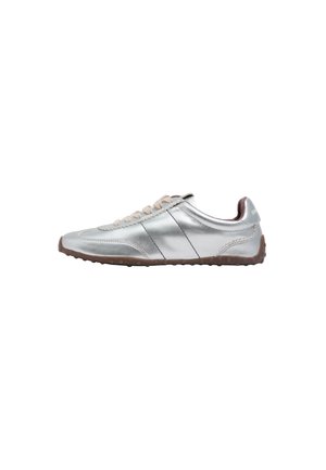 - Sneakersy niskie