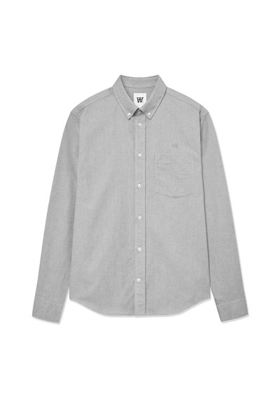 Chemise grise à manches longues avec un bouton, une poche, un col, et un logo brodé sur la poitrine. Fabriquée en tissu texturé.