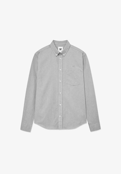 Chemise grise à manches longues avec un bouton, une poche, un col, et un logo brodé sur la poitrine. Fabriquée en tissu texturé.