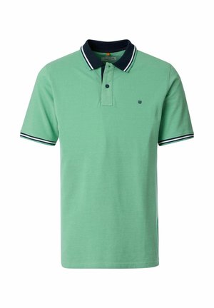 Grünes kurzärmeliges Poloshirt mit marineblauem Kragen und Ärmelbündchen, weißen Streifen am Kragen und an den Bündchen sowie kleinem marineblauem Logo auf der Brust.