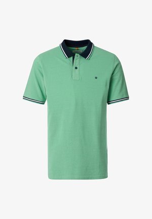 Zielona koszulka polo z krótkim rękawem, granatowym kołnierzykiem i mankietami, białe paski na kołnierzyku i mankietach oraz małe granatowe logo na piersi.