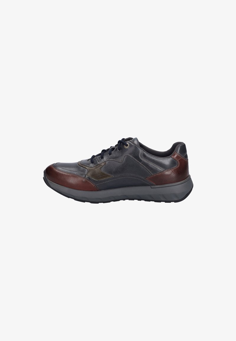 Baskets en cuir pour hommes présentant un mélange de tons bleu foncé et marron, avec une texture lisse, une semelle en caoutchouc et des accents de design contrastants.
