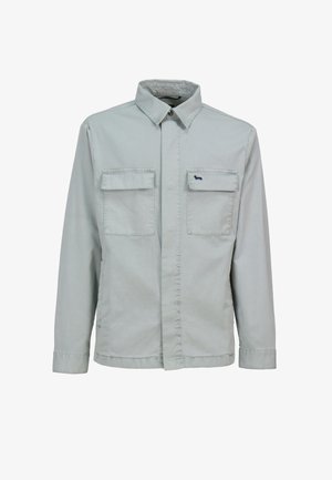 Jasnoszara koszula z długim rękawem wykonana z bawełny, z kołnierzykiem na guziki, dwoma kieszeniami na piersi oraz małym logo na lewej kieszeni.