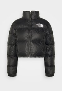 Svart kort pufferjacka med hög krage, dragkedjestängning och fickor med dragkedja; har "The North Face"-logotyp i vitt.