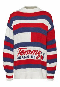 Rot-weiß-blauer gestreifter Strickpullover mit rundem Ausschnitt, auf der Vorderseite mit dem Schriftzug "Tommy Jeans 85" in fetten Buchstaben.