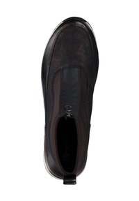 Chaussure noire à enfiler, avec une tige en cuir lisse au fini texturé, des panneaux élastiques sur les côtés et une languette à l'arrière pour un enfilage facile.