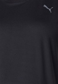 Mustainen urheilupaita, sileä pinta, pyöreä pääntie, vasemmassa yläkulmassa pieni harmaa Puma-logo. Joustava kangas.