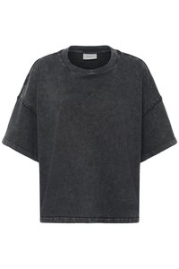 Kortermet, oversized t-skjorte i falmet svart denim. Har rund hals, råkanter og subtile logodetaljer på forsiden.