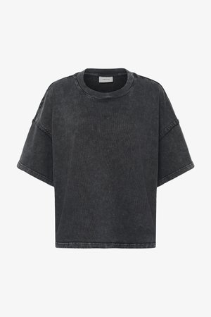 T-shirt z krótkim rękawem, w oversize'owym kroju, w wyblakłym czarnym denimu. Posiada okrągły dekolt, surowe krawędzie oraz subtelne detale logo z przodu.