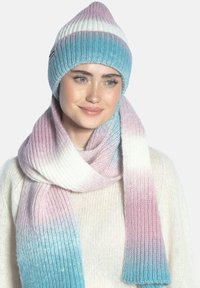 Zestaw czapka i szalik z dzianiny z gradientem kolorów w odcieniach jasnoniebieskiego, różowego i białego; prążkowana faktura; czapka o stożkowym kształcie z daszkiem.
