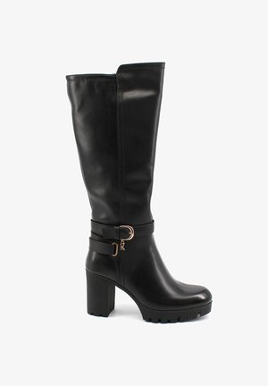 Stivale nero al ginocchio realizzato in pelle sintetica con tacco spesso, caratterizzato da un dettaglio con cinturino a fibbia e suola testurizzata per una migliore aderenza.