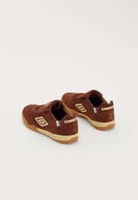 Umbro SPECIALI TR SUEDE UNISEX - Trainers - dark brown/cream/royal