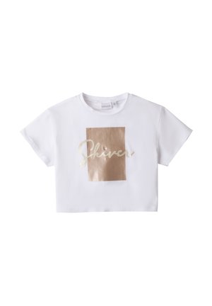 Camiseta blanca cropped de mangas cortas, con un diseño rectangular dorado y la palabra "Shiver" en una fuente cursiva, adornada con una gema.