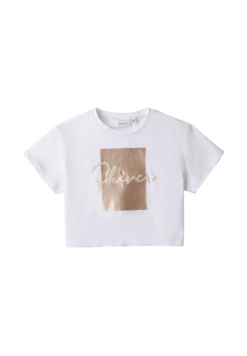 Camiseta blanca cropped de mangas cortas, con un diseño rectangular dorado y la palabra "Shiver" en una fuente cursiva, adornada con una gema.