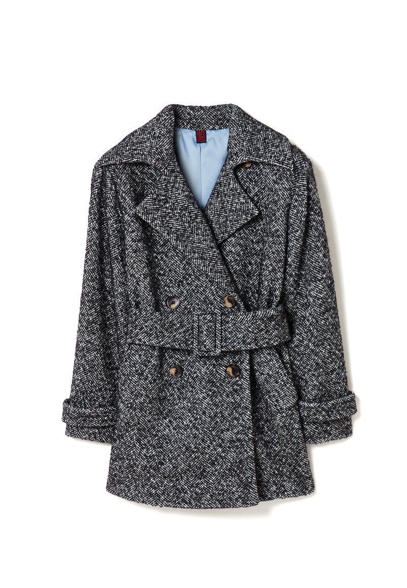 Cappotto doppio petto in misto lana a fantasia herringbone bianco e nero. Presenta rever a punta, polsini risvoltabili e una cintura coordinata.