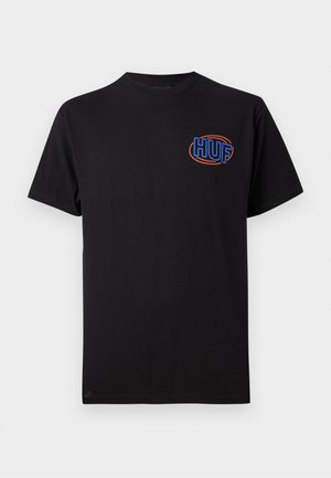 Zwarte katoenen t-shirt met een ronde hals. Bevat een blauw en rood "HUF" logo op de linker borst. Korte mouwen, relaxte pasvorm, gladde textuur.