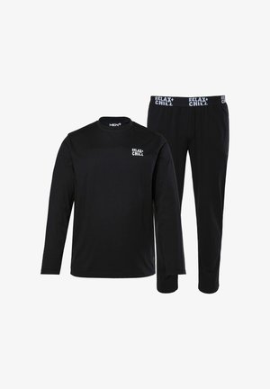 Sort pyjamasæt med lange ærmer og teksten "RELAX + CHILL" på brystet og i taljen, med rund hals og bukser med elastisk talje.