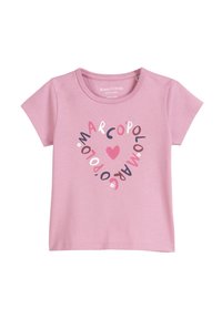 Różowa bawełniana koszulka z krótkim rękawem, z okrągłym wzorem graficznym, na którym znajduje się napis "Marc O'Polo" oraz centralne serce w różnych kolorach.