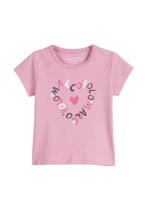 Rosa Baumwoll-T-Shirt mit kurzen Ärmeln, versehen mit einem kreisförmigen Grafikerlebnis, das den Text "Marc O'Polo" und ein zentrales Herz in verschiedenen Farben zeigt.