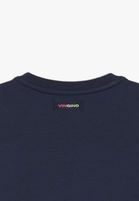 Tmavě námořnická modrá mikina s žebrovaným kulatým výstřihem a obdélníkovou etiketou s nápisem "VINGINO" v mnohobarevném textu na zadní straně.