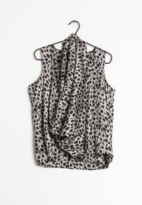 Haut sans manches en tissu léger et doux, présentant un imprimé léopard gris et noir, avec un col drapé et un ourlet asymétrique.