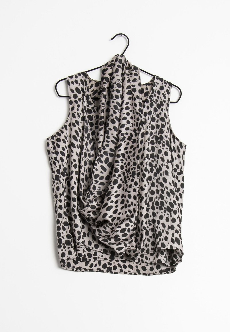 Haut sans manches en tissu léger et doux, présentant un imprimé léopard gris et noir, avec un col drapé et un ourlet asymétrique.