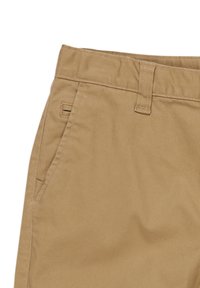 Khakifärgade shorts med platt front och sidofickor, i mjukt bomullstyg, med rak passform och en enkel midjebanddesign.