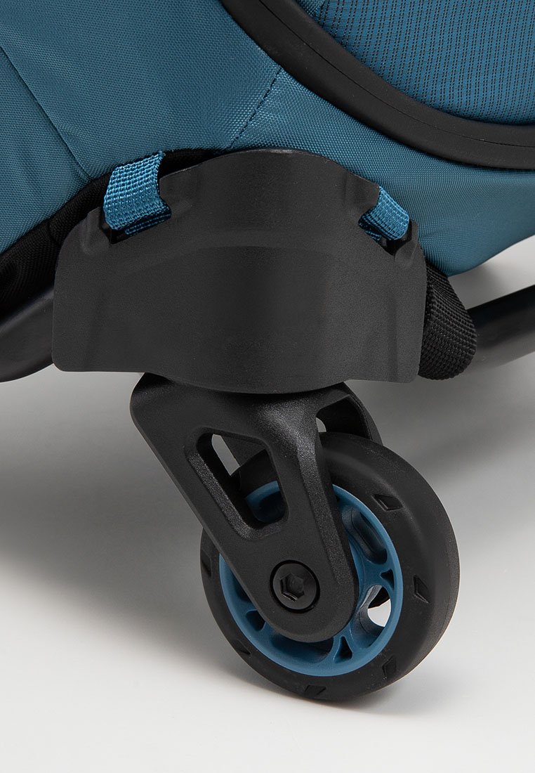 Robuste blaue Nylon-Tasche mit einem schwarzen geformten Radgehäuse und einem blauen Akzentrad. Verfügt über eine strukturierte Oberfläche und ein sicheres Riemendetail.