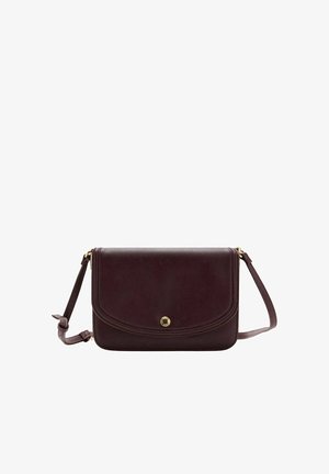 Sac bandoulière en cuir marron foncé avec fermeture à rabat et bandoulière réglable, avec un petit bouton doré sur le devant.