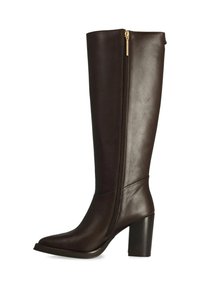 Bruine leren kniehooglaarzen met een spitse neus, chunky hak en zijrits, met een gladde textuur en een minimalistisch ontwerp.