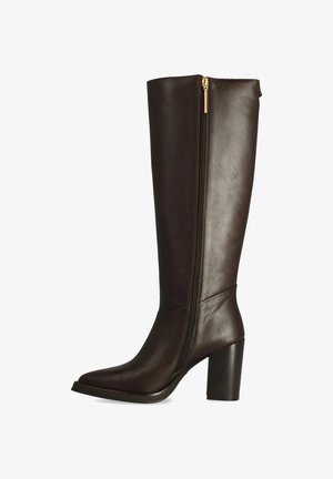Bruine leren kniehooglaarzen met een spitse neus, chunky hak en zijrits, met een gladde textuur en een minimalistisch ontwerp.