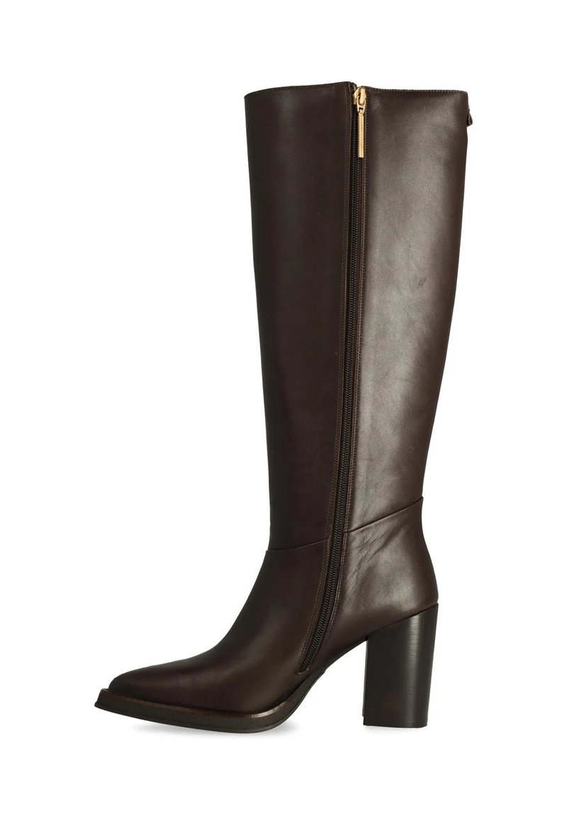 Bruine leren kniehooglaarzen met een spitse neus, chunky hak en zijrits, met een gladde textuur en een minimalistisch ontwerp.