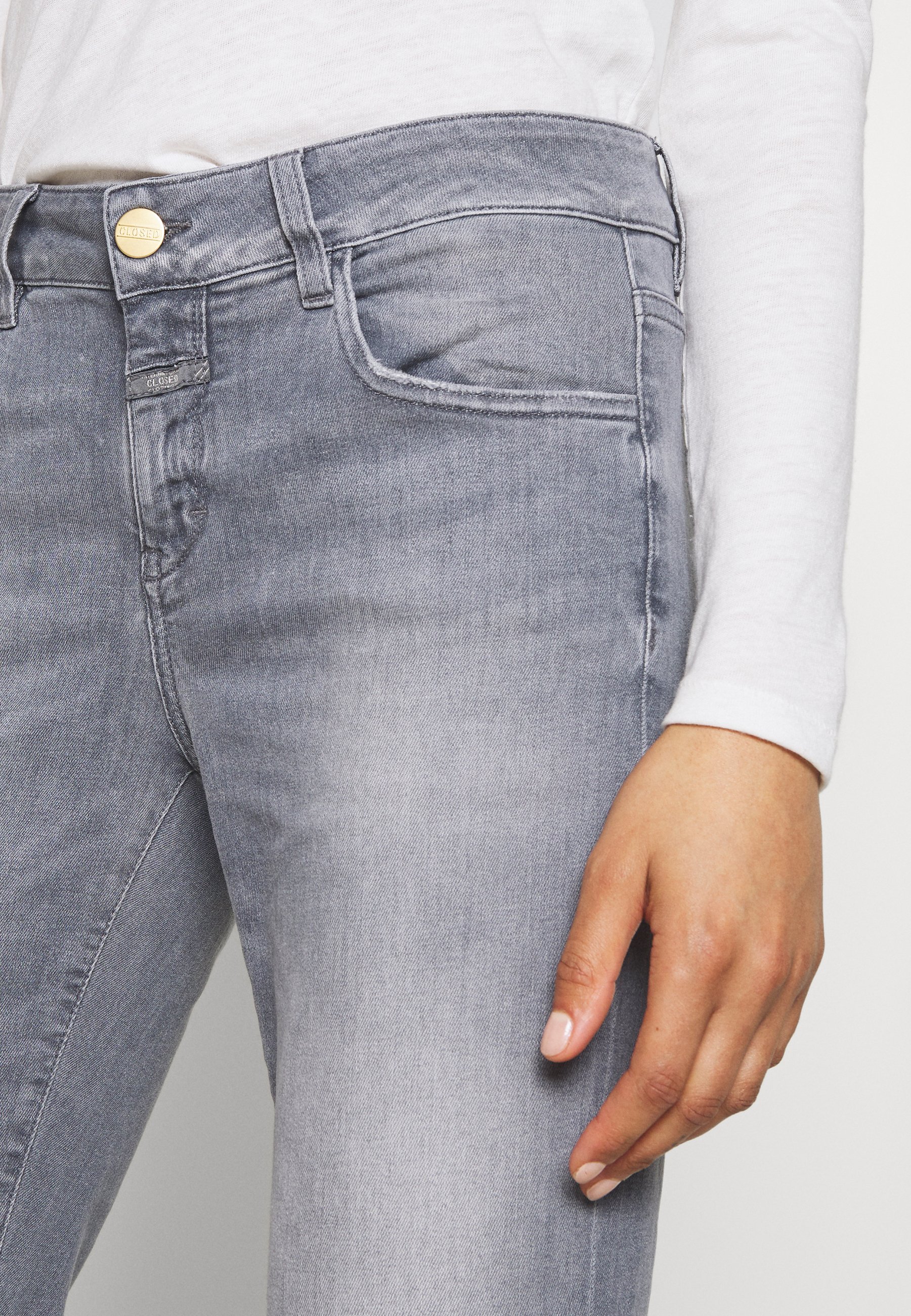 closed slim fit mid waist