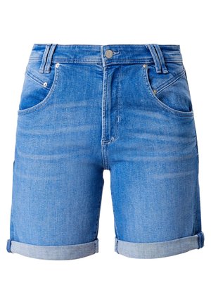 Short en jean bleu avec revers roulés, poches avant, passants de ceinture et fermeture par bouton sur fond blanc.