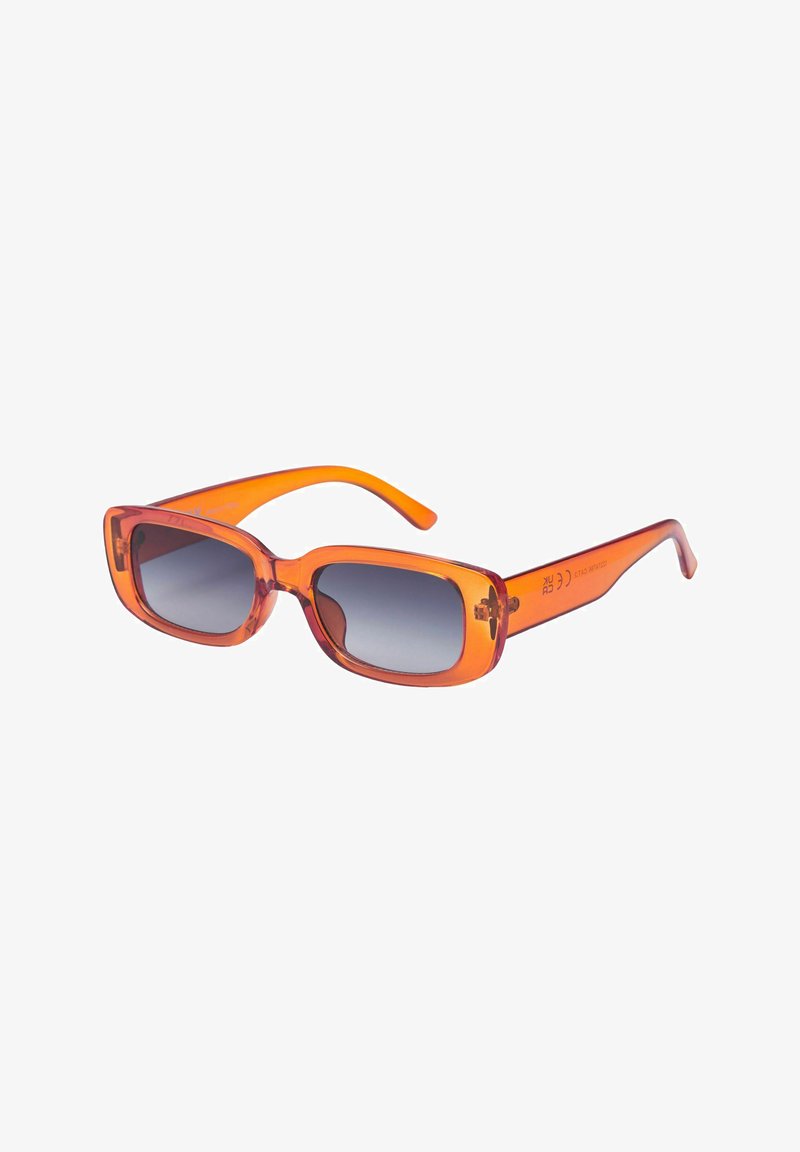 Occhiali da sole rettangolari arancioni con lenti grigie sfumate. Realizzati in plastica traslucida, presentano una montatura spessa e aste sottili.