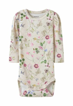 Beżowy body dla niemowląt z długim rękawem, ozdobione różowym, fioletowym i zielonym nadrukiem kwiatów i ptaków, z zatrzaskami na dole.