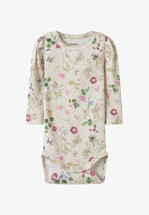 Body bébé beige à manches longues avec imprimé floral et oiseaux rose, violet et vert, doté de boutons-pression au niveau du bas.