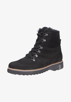 Bottines en daim noir avec un laçage sur le devant, œillets en métal, semelle en caoutchouc texturé et doublure en peluche sur le haut pour plus de chaleur.