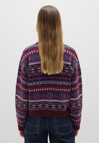 Strickpullover mit einem geometrischen Muster in Maroon, Blau und Weiß, runder Ausschnitt sowie gerippten Bündchen und Saum.