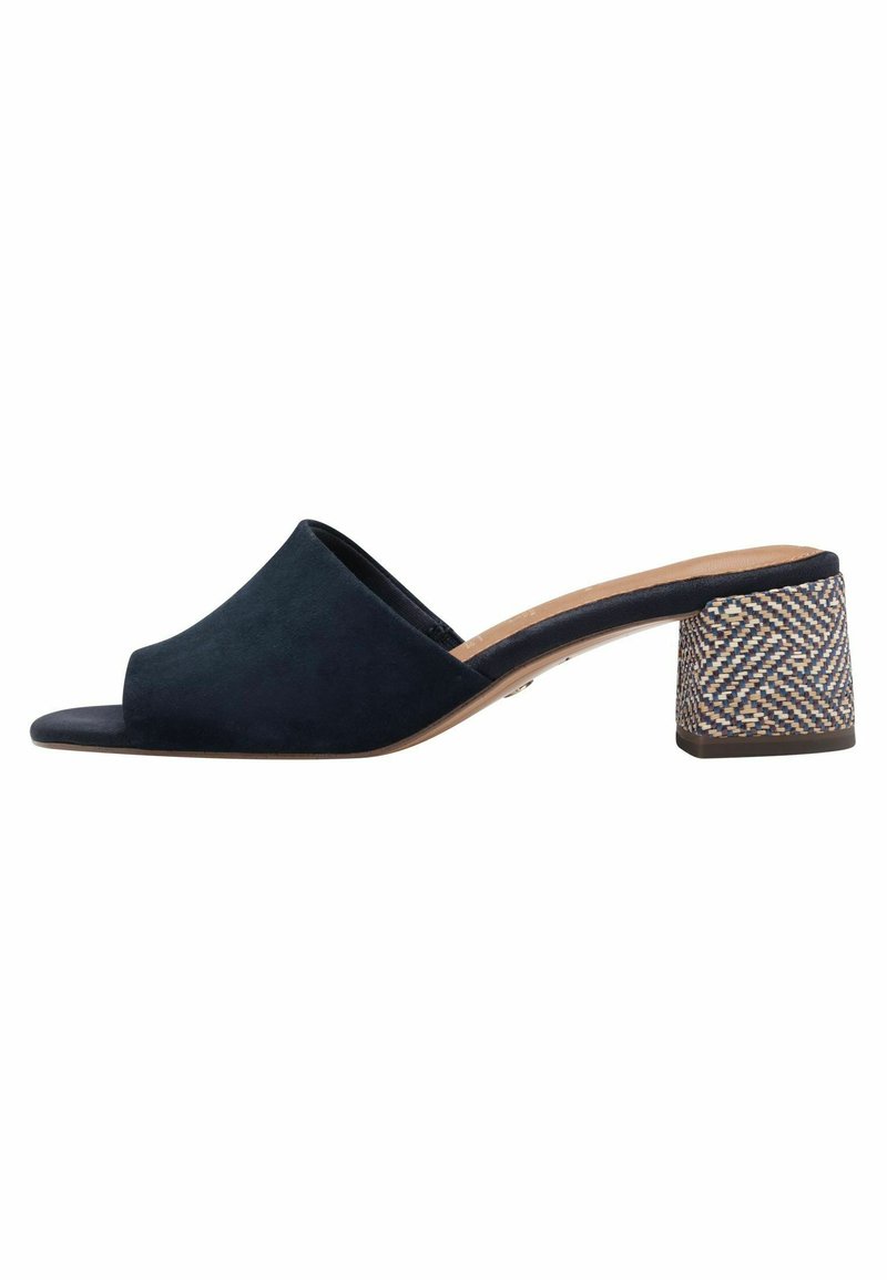 Sandalie bleumarin cu degetele deschise, cu un superior semi-opac din suede și un toc bloc cu model, împletit din nuanțe de bej și bleumarin. Talpa netedă și brantul căptușit.