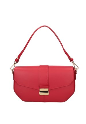 Sac à main en cuir rouge avec un rabat, une fermeture à boucle dorée et une bandoulière amovible sur fond blanc.