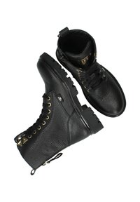 Zwarte leren enkelboots met een gestructureerd oppervlak, gouden oogjes en een robuuste lagersole. Beschikt over een trekhaak en logo-accenten op de tong.