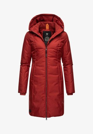 Manteau rembourré rouge avec fermeture éclair à l'avant, grande capuche et manches longues. Présente un tissu texturé et un branding discret près de l'ourlet.