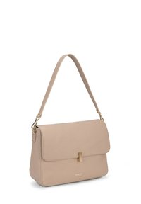 Borsa a mano in pelle beige con un design strutturato, patta frontale e chiusura dorata. Presenta una tracolla singola regolabile e una finitura texturizzata.