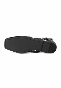 Sandale negre cu toc, cu un superior din piele netedă, curea la gleznă ajustabilă și talpă din cauciuc texturat. Prezintă o formă curbată și un design minimalist.