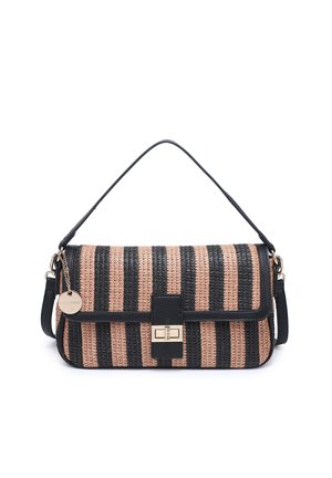 Petit sac à main rectangulaire avec des rayures verticales tissées noir et beige, bandoulière en cuir noir et fermoir et breloque dorés.